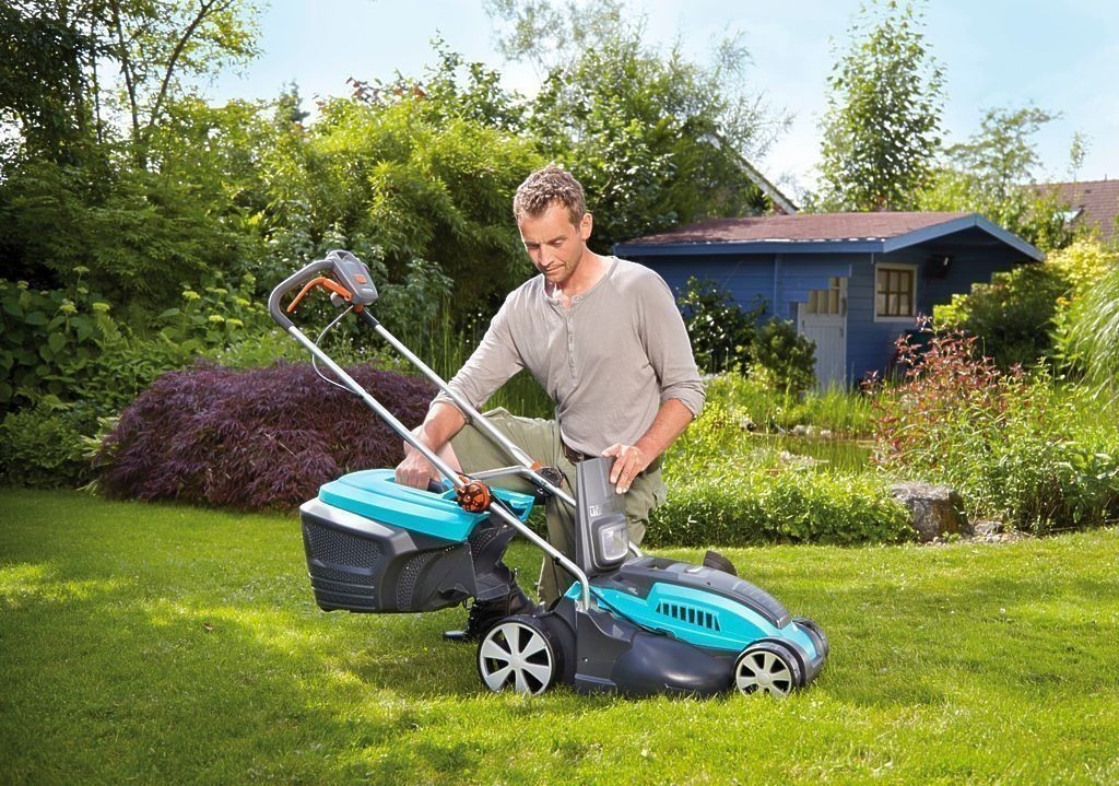 Почему газонокосилка не собирает траву в травосборник. Gardena Power Max 1800/42. Газонокосилка электрическая Gardena POWERMAX 1200/32 05032-20.000.00. Газонокосилка Gardena POWERMAX 42e. Электрическая газонокосилка Gardena POWERMAX 1100/32.